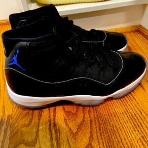 100% authentic 2006 Retro 11 Space Jam! Lightly worn and Stock X verified 10.5